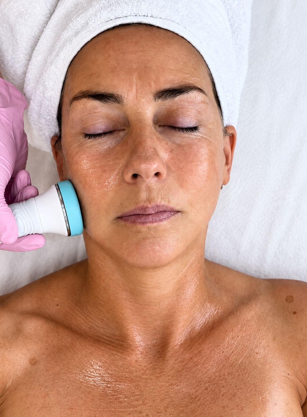 Ultraschallanwendung im Gesicht während der Signature-Behandlung bei Cosmetique Naturelle